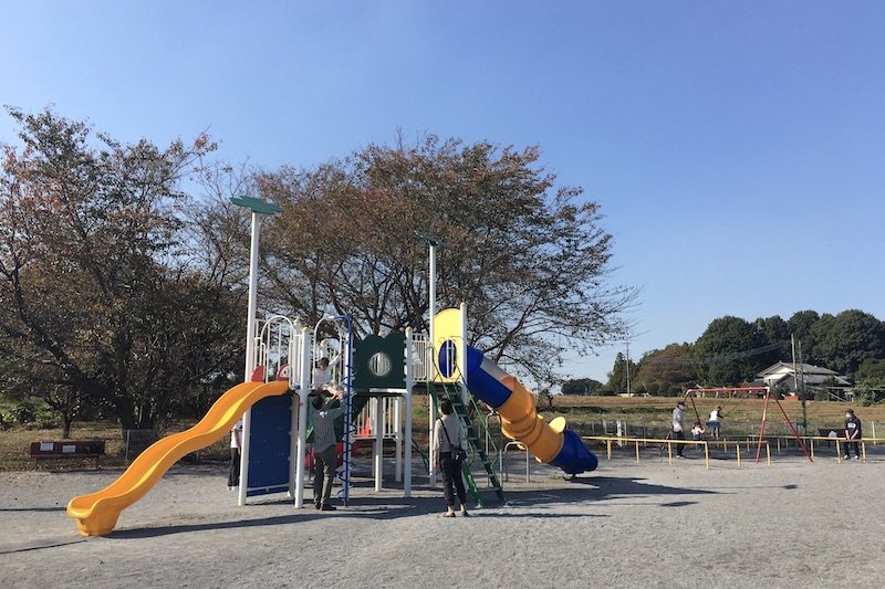 「戸崎公園」の遊具で楽しく遊ぶ子どもたち