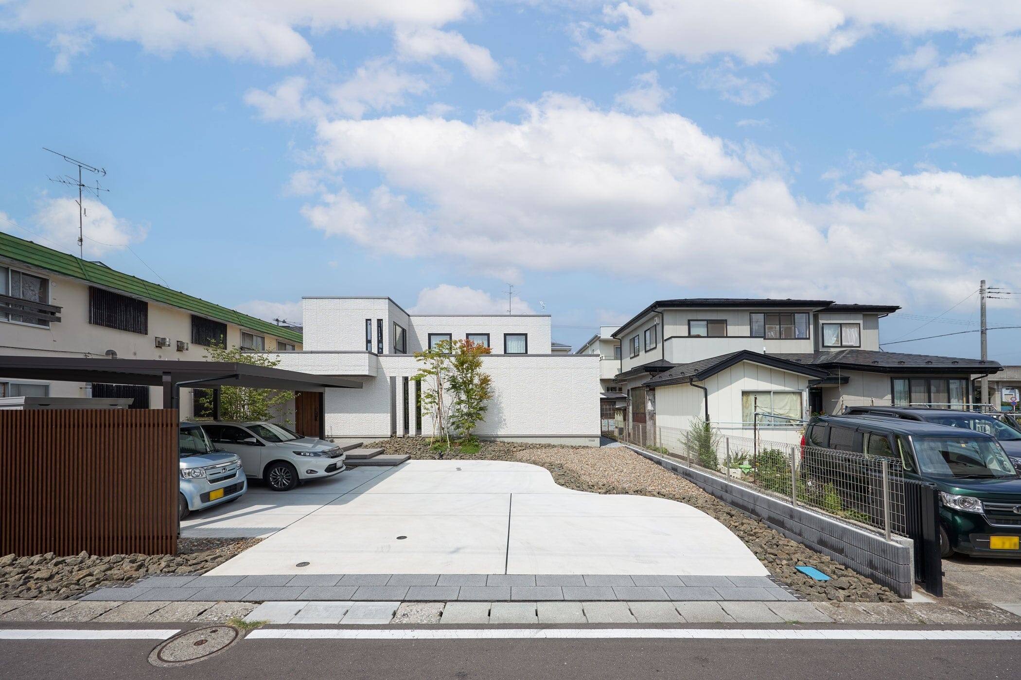 中庭とつながる住まい　外観