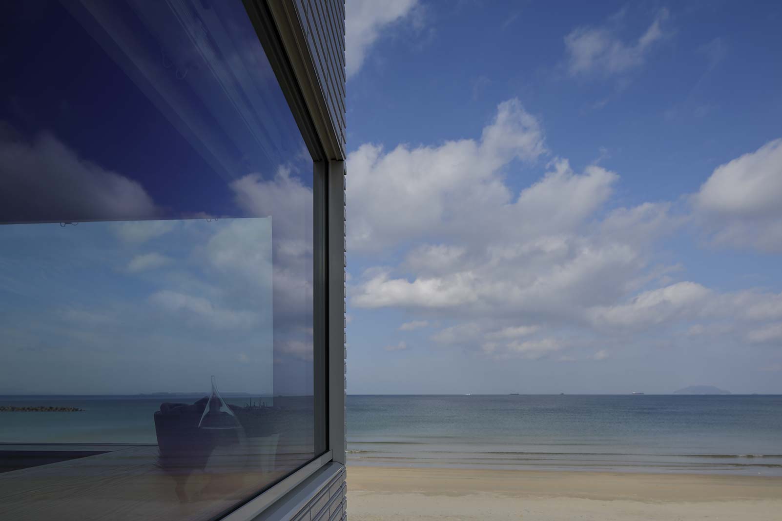 空と海か映り込むダイニングの窓は、外観にリゾート感を醸し出すアイテムともなっている。