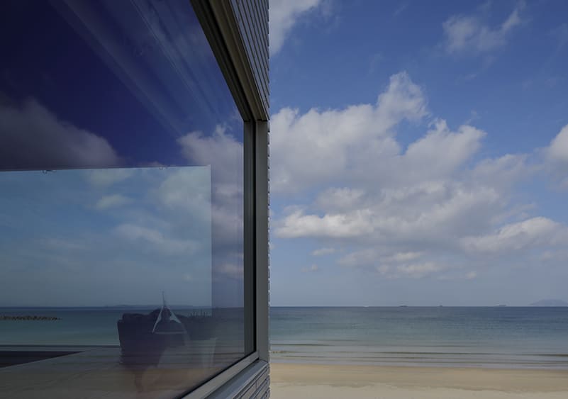 空と海か映り込むダイニングの窓は、外観にリゾート感を醸し出すアイテムともなっている。