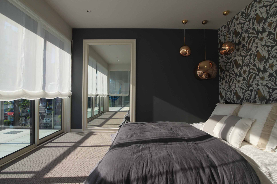 華やかな壁とカーペット、印象的なペンダント照明。
大きな開口を設け、朝の気持ちの良い光と共に起床できる寝室です。