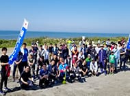 写真：5/25（土）、掛川市沖之須にて社員65人・家族5人・合計70人が「潮騒の杜植樹祭」に参加し、約3000本を植樹。